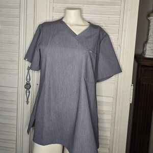 FIG SCRUB V-neck  top in a large